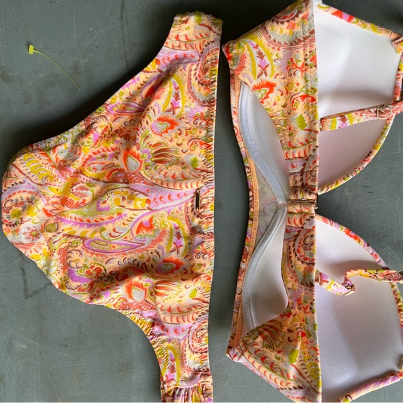 Victoria’s Secret Bikini - Picture 2 of 4